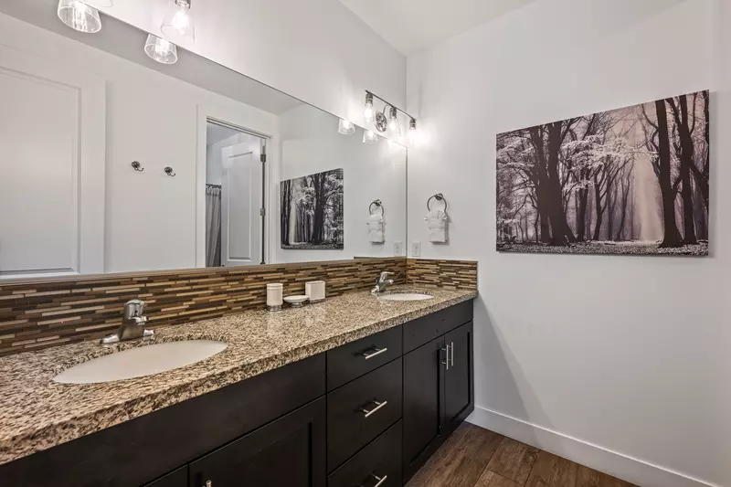 1st Floor Master Ensuite Bathroom (With Shower/Tub)