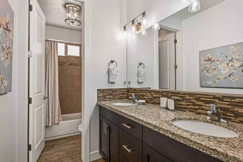 1st Floor Master Ensuite Bathroom (With Shower/Tub)