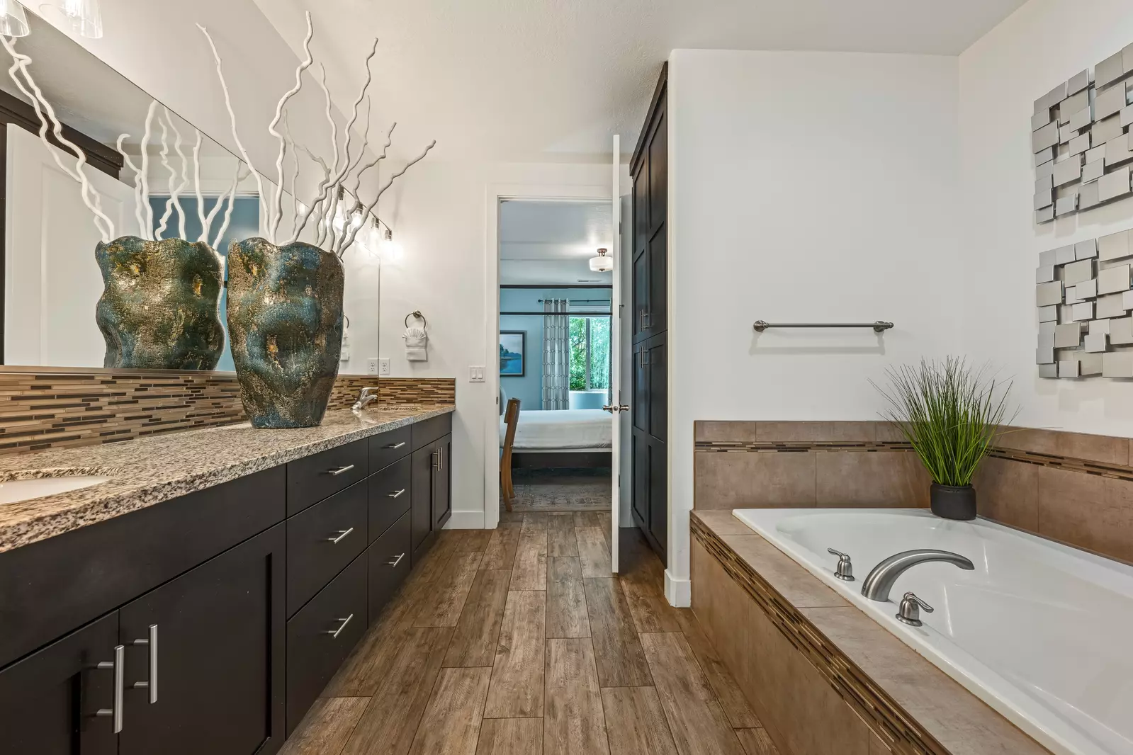 1st Floor Master Ensuite Bathroom (With Shower/Tub)