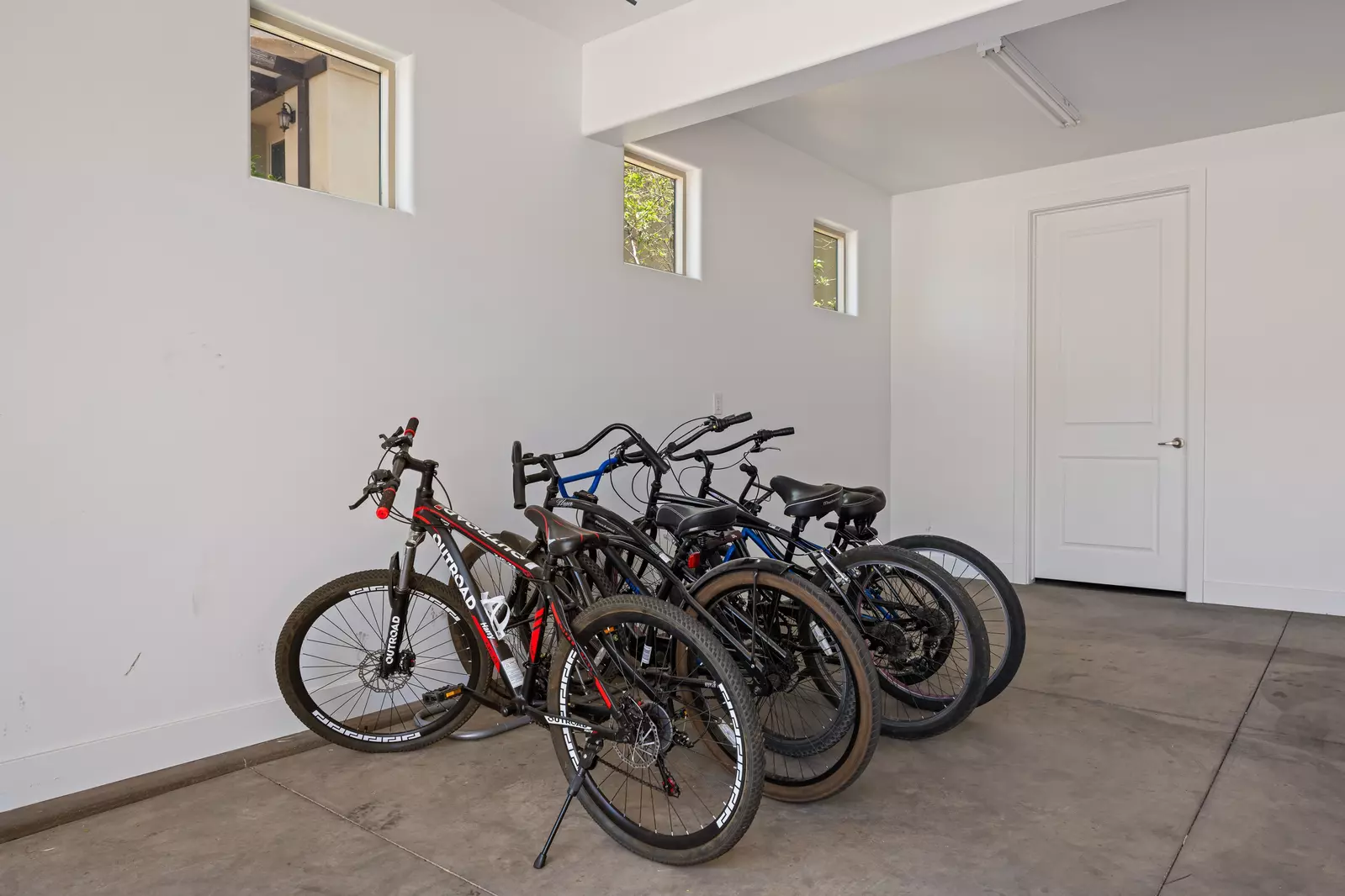 Garage (5 Adult Bikes & 1 Child Bike)