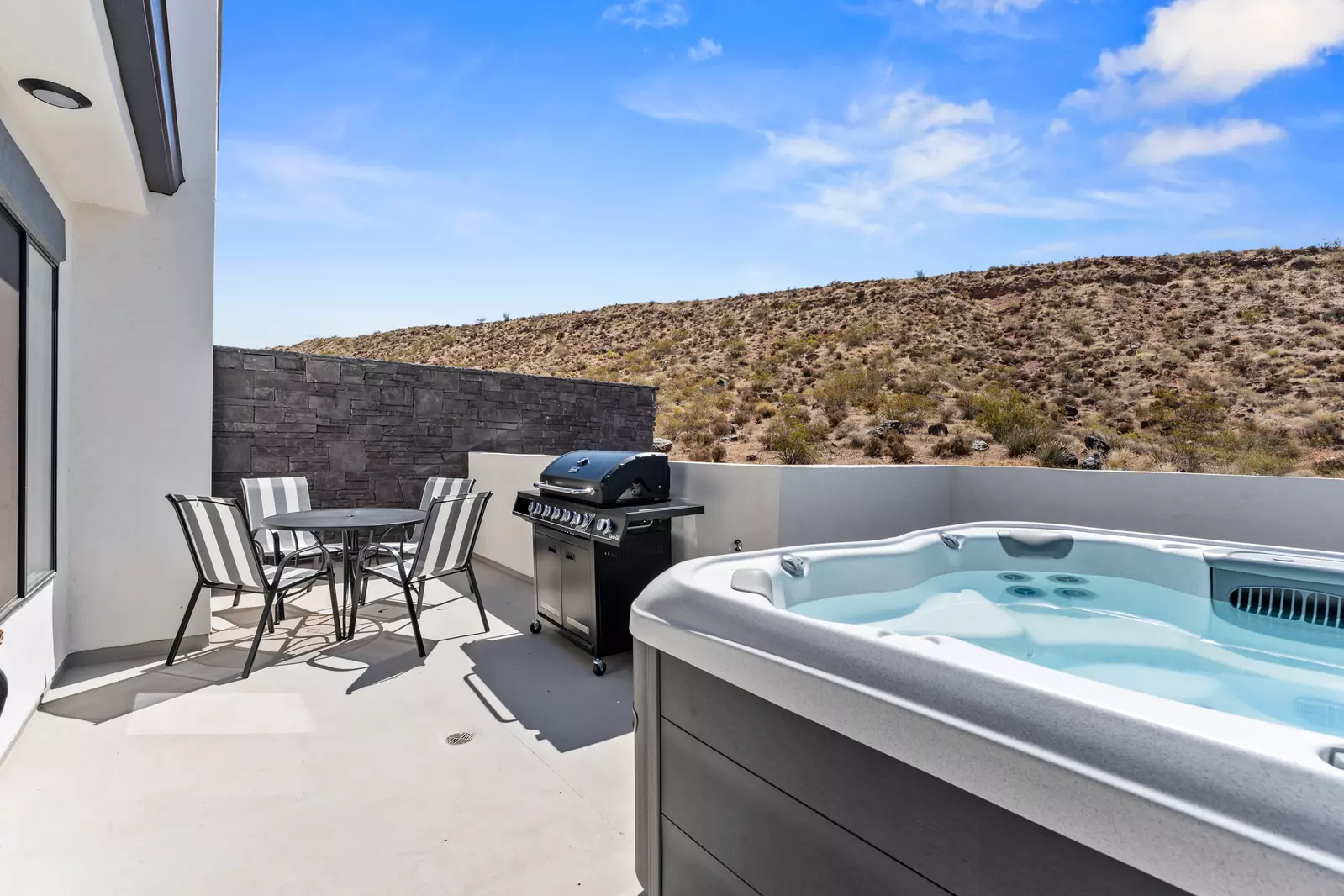 3rd Floor Hot Tub, Grill, & Outdoor Dining