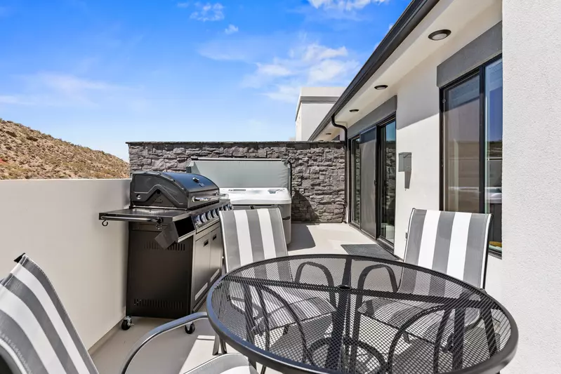 3rd Floor Hot Tub, Grill, & Outdoor Dining