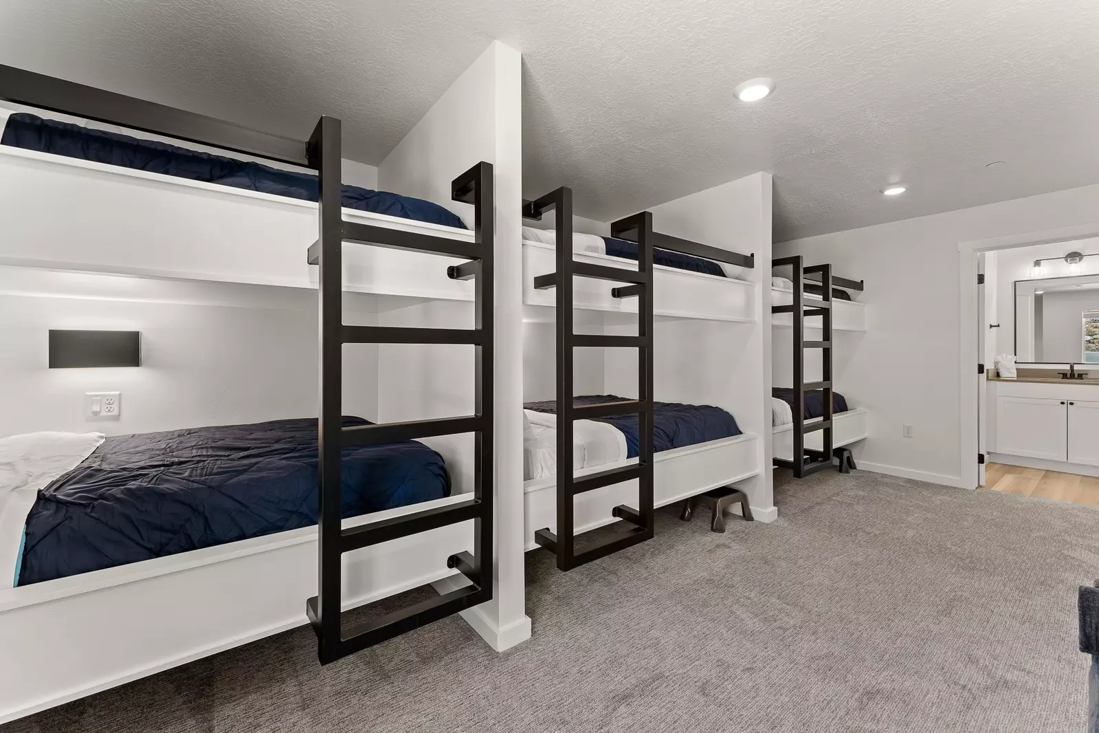 3rd Level Bunk Room (3 D/D Bunks)