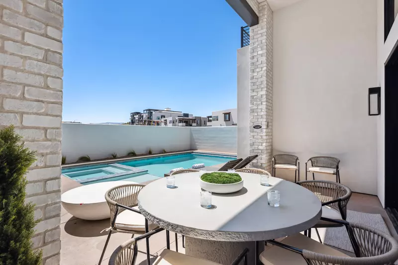 Private Pool, Hot Tub and covered Patio Table and Chairs