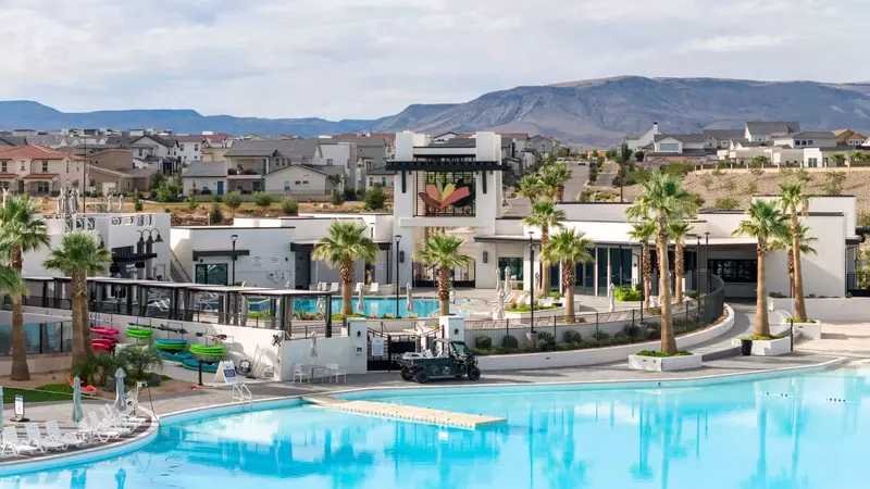 Desert Color Lagoon and Resort with Pool and Hot Tub