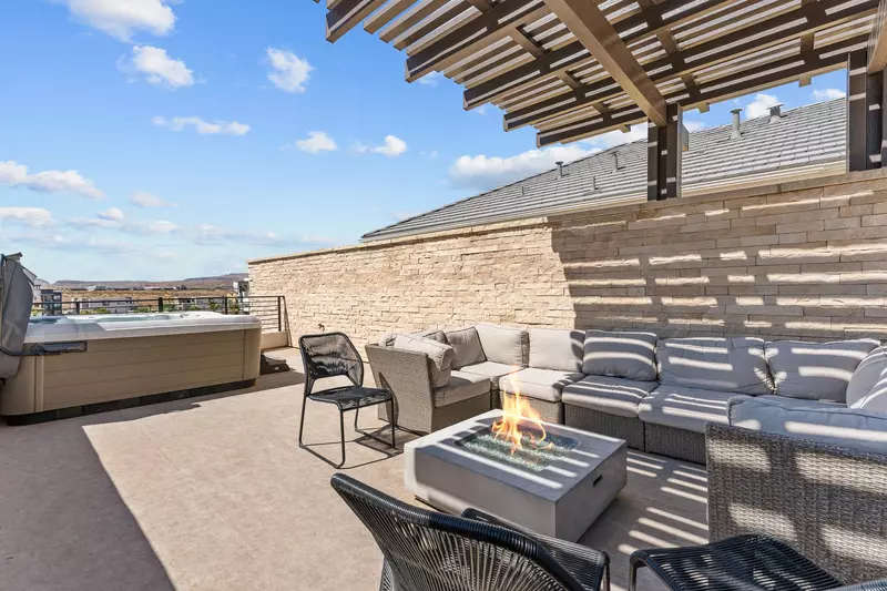 Private Rooftop Hot Tub & Firepit