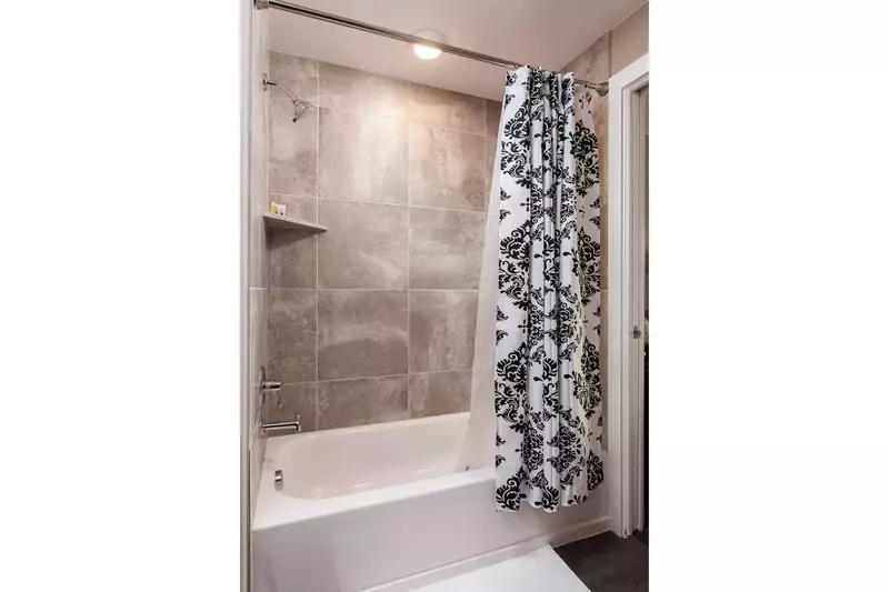 Master 2 Tub & Shower