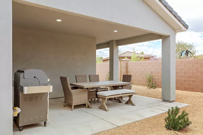 Covered Patio with BBQ Grill