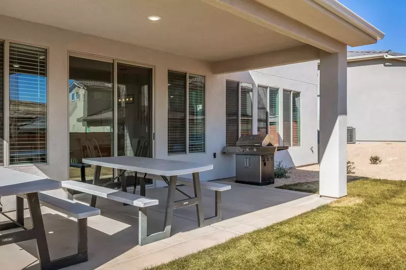 Covered Patio with Picnic Table