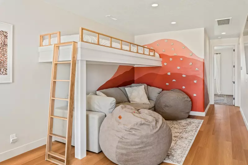 Twin Bunk Room, Love Sacks / Loft