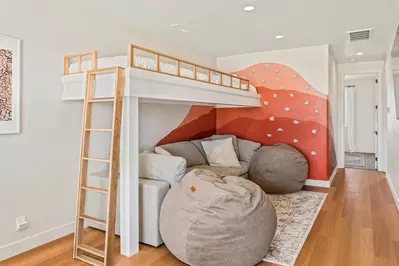 Twin Bunk Room, Love Sacks / Loft