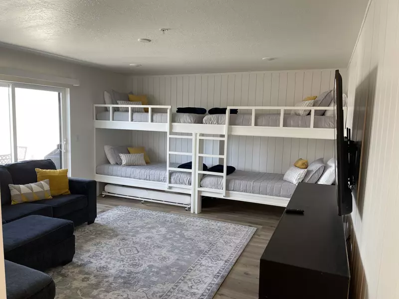 5 Twin Beds in Loft