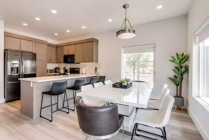 Kitchen / Dining Area