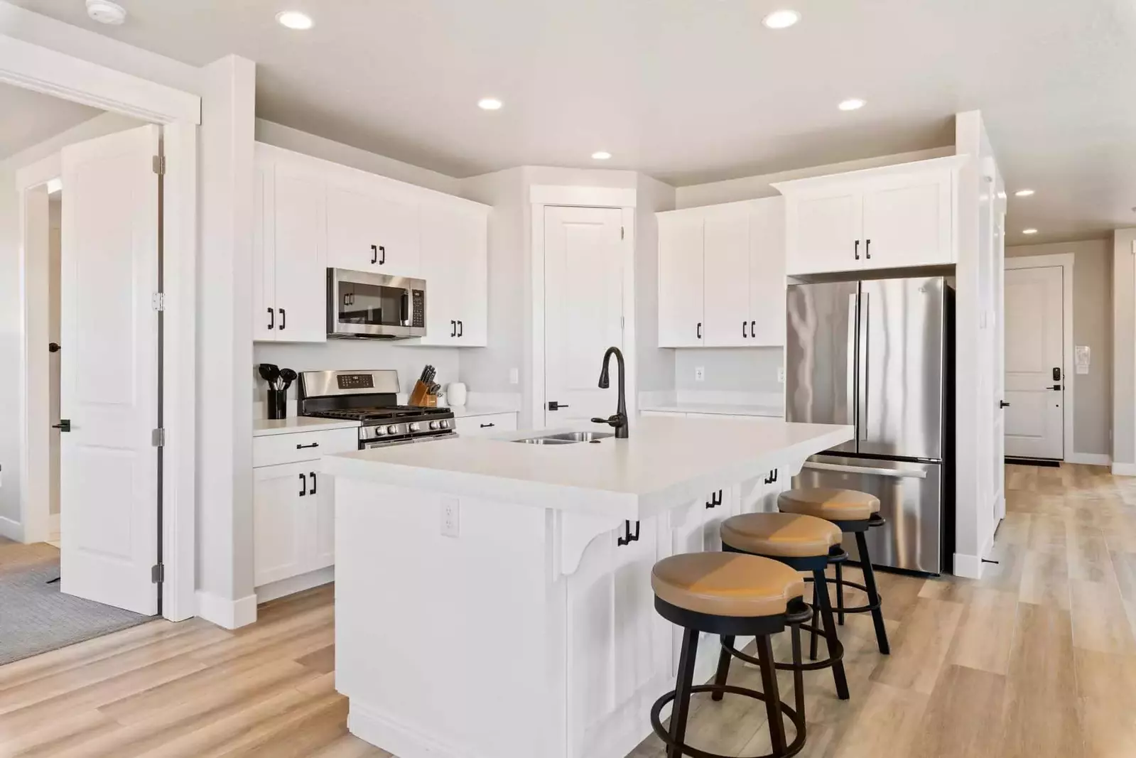 Fully Equipped Kitchen with 3 Barstools