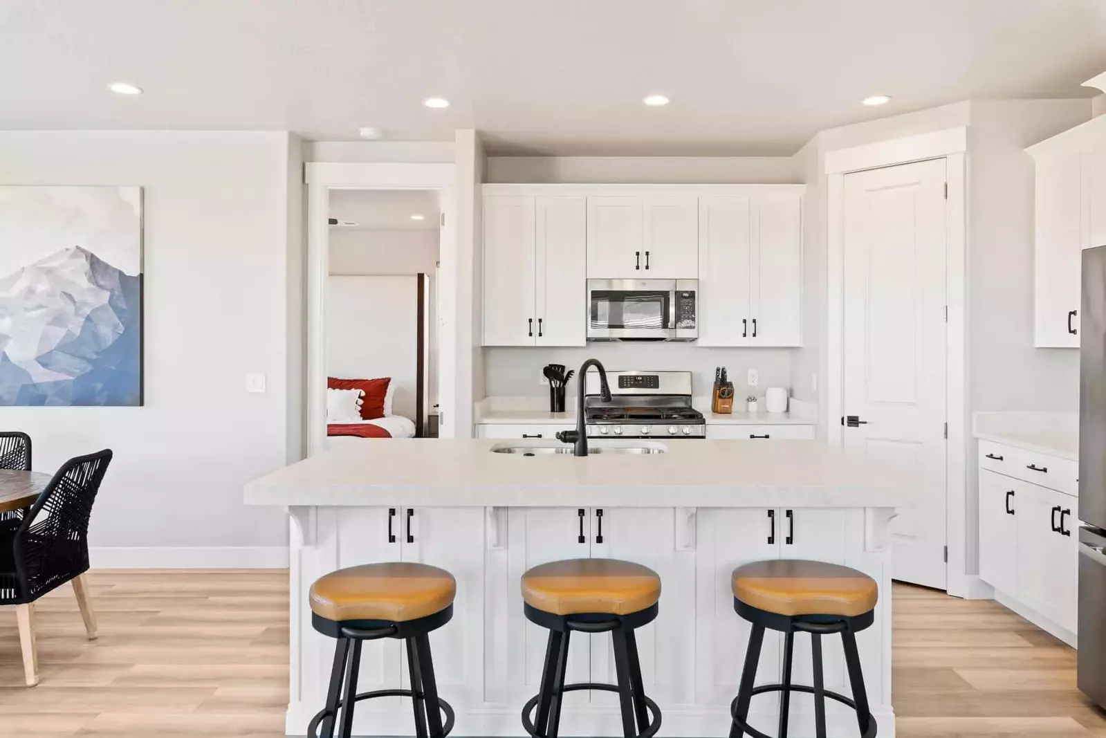 Fully Equipped Kitchen with 3 Barstools