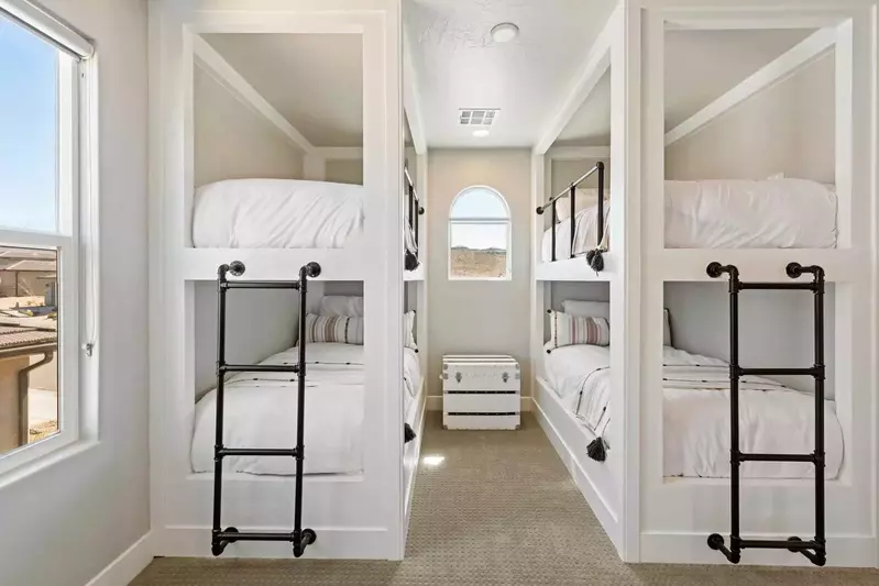 2 Twin/Twin Bunk Room