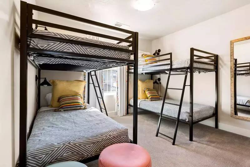 2 Twin/Twin Bunk Room