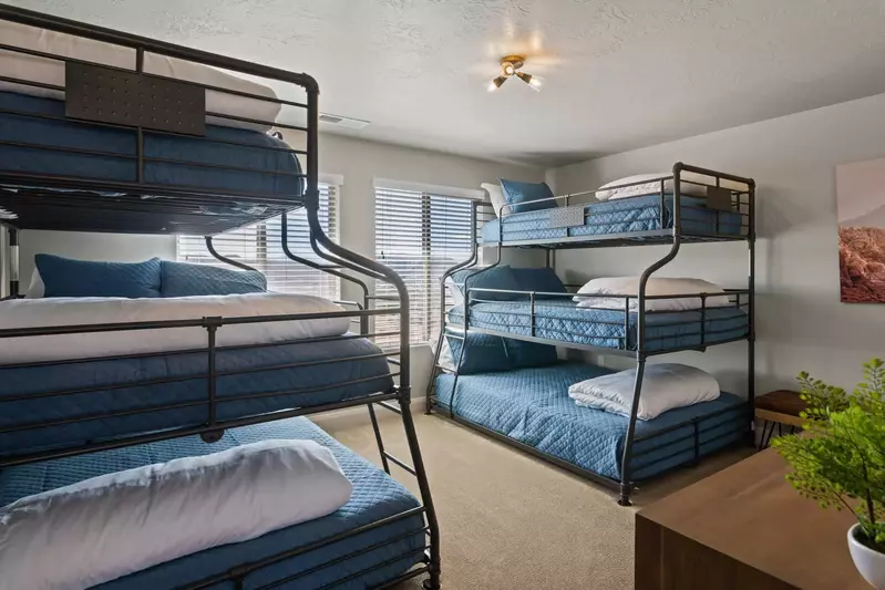 Bedroom with 2 Twin/Full/Queen Bunk Beds