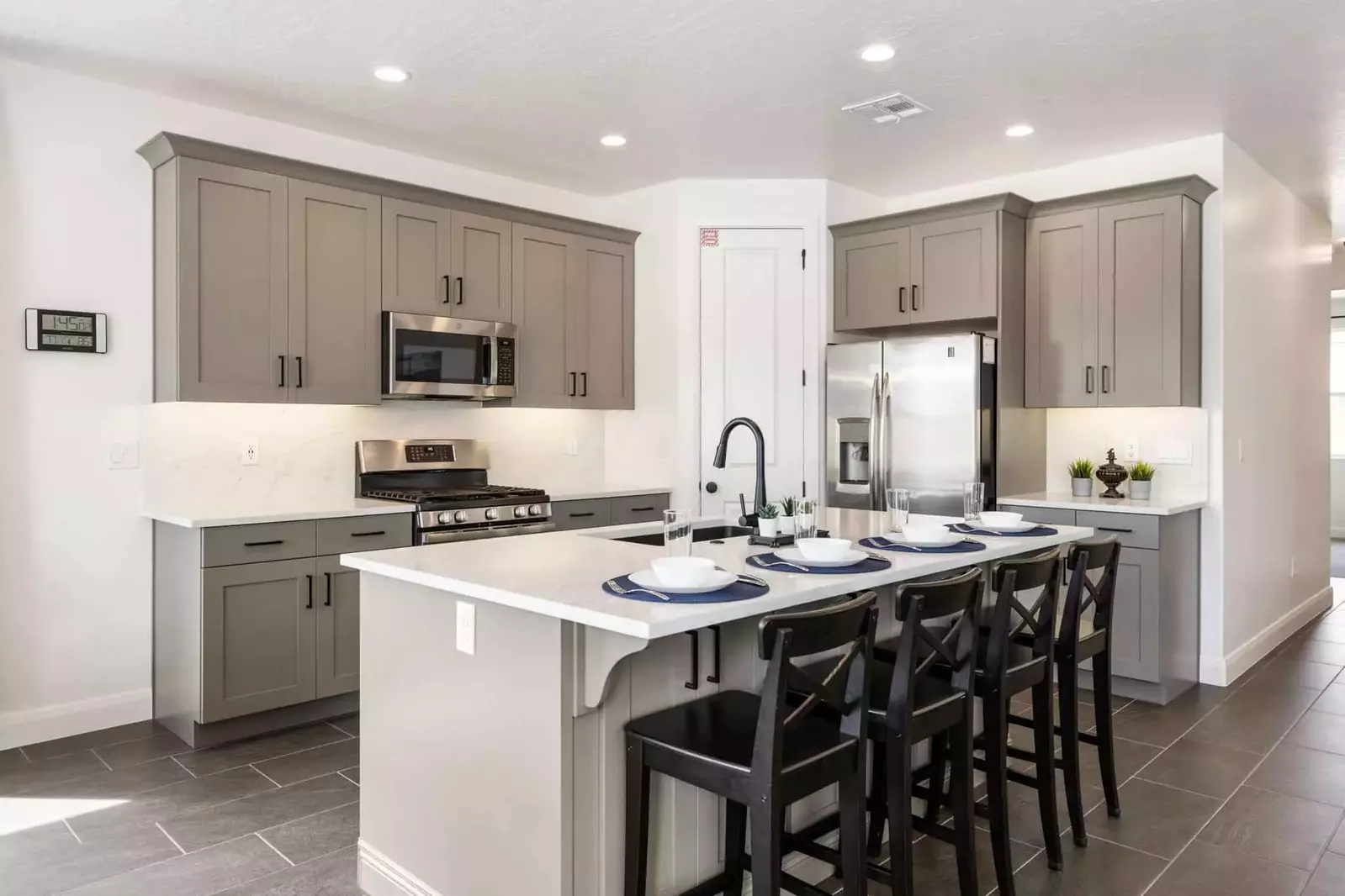 Fully Equipped Kitchen with 4 Barstools