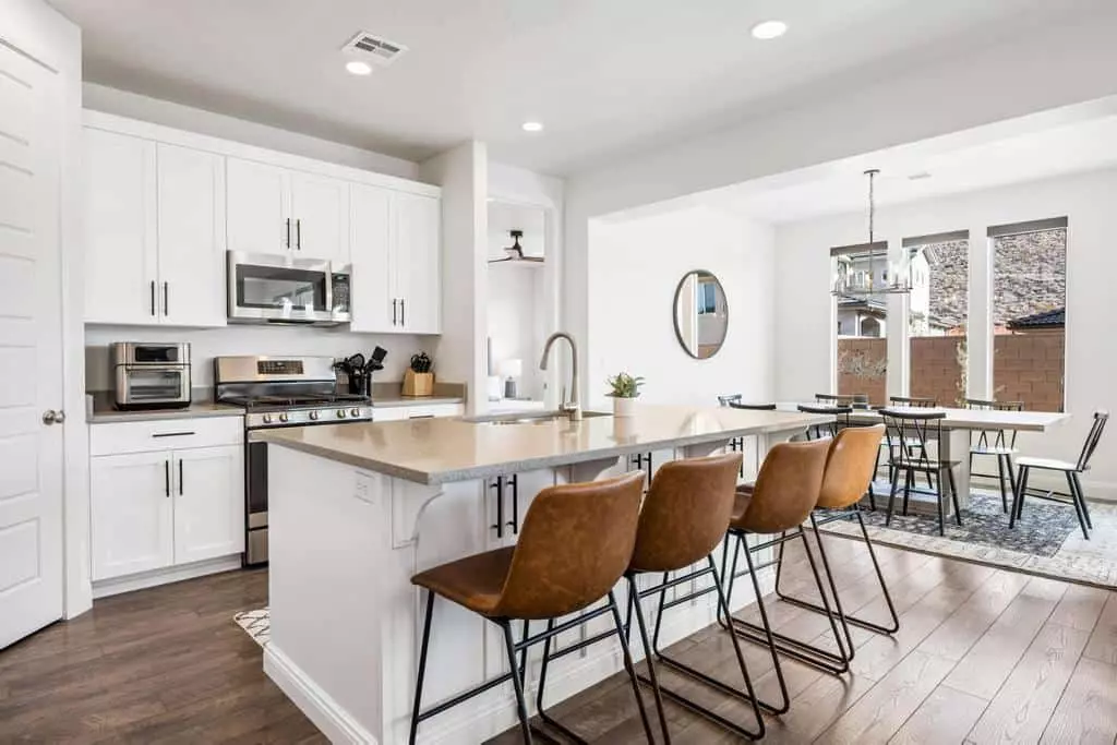 Fully Equipped Kitchen with 4 Barstools