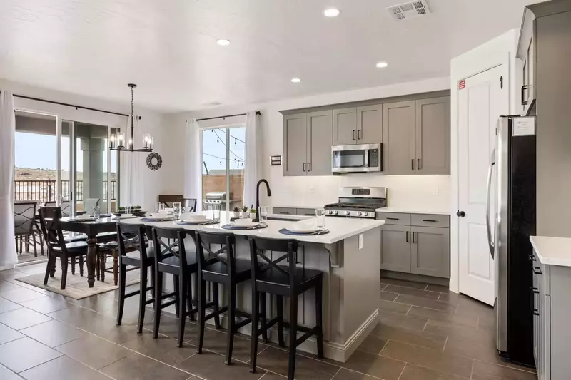 Fully Equipped Kitchen with 4 Barstools