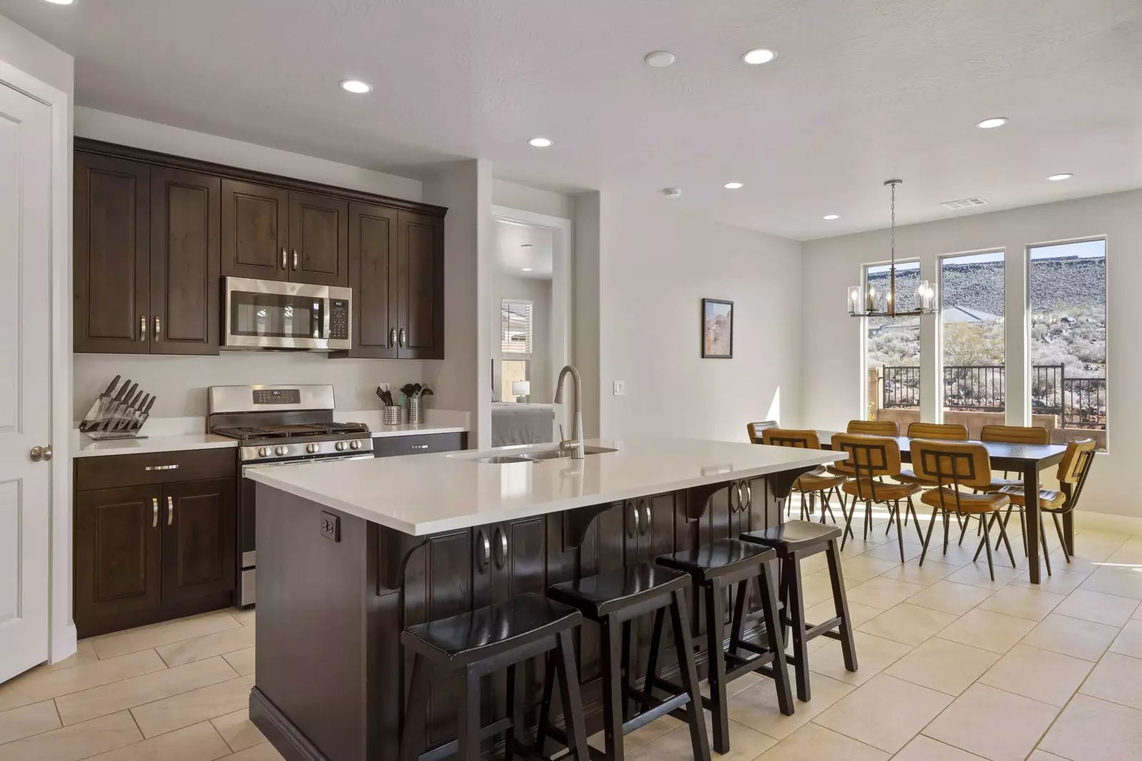 Fully Equipped Kitchen with 4 Barstools