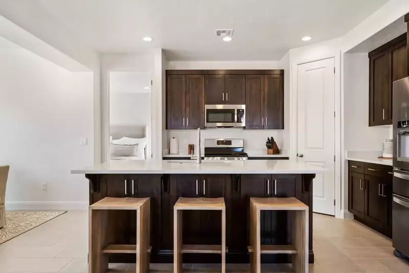 Fully Equipped Kitchen with 3 Barstools