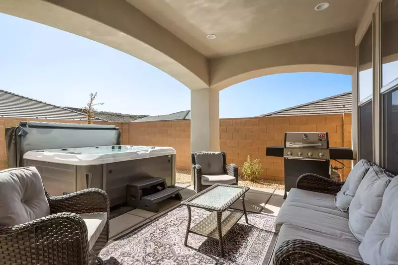 Covered Patio with Private Hot tub