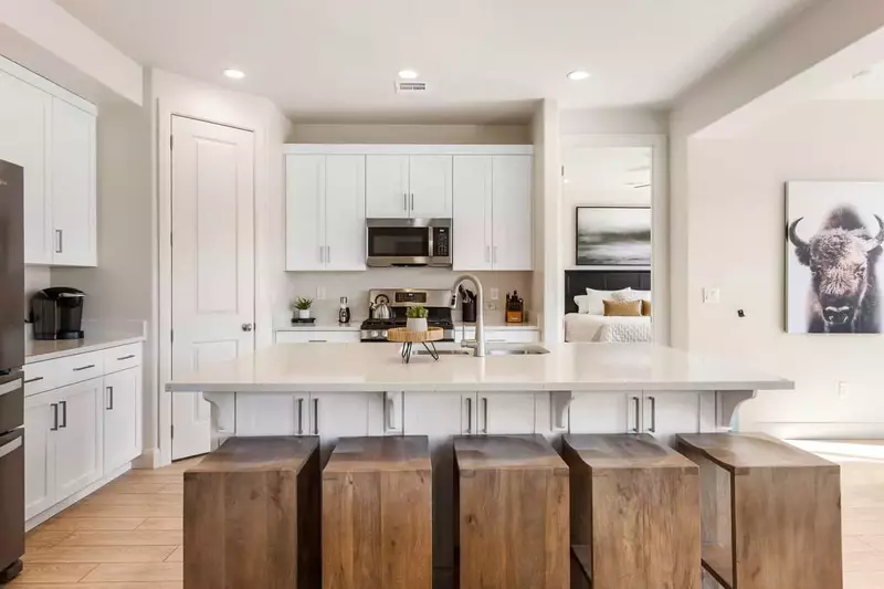 Fully Equipped Kitchen with 5 Barstools