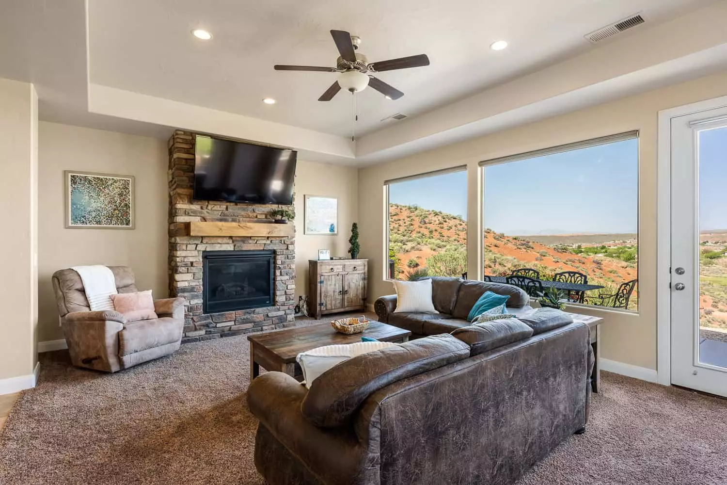 Living Room / Great Views