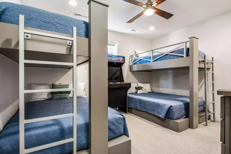 2 Twin/Queen Bunk Room