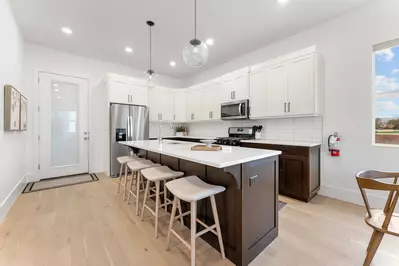 Kitchen with 4 Barstools