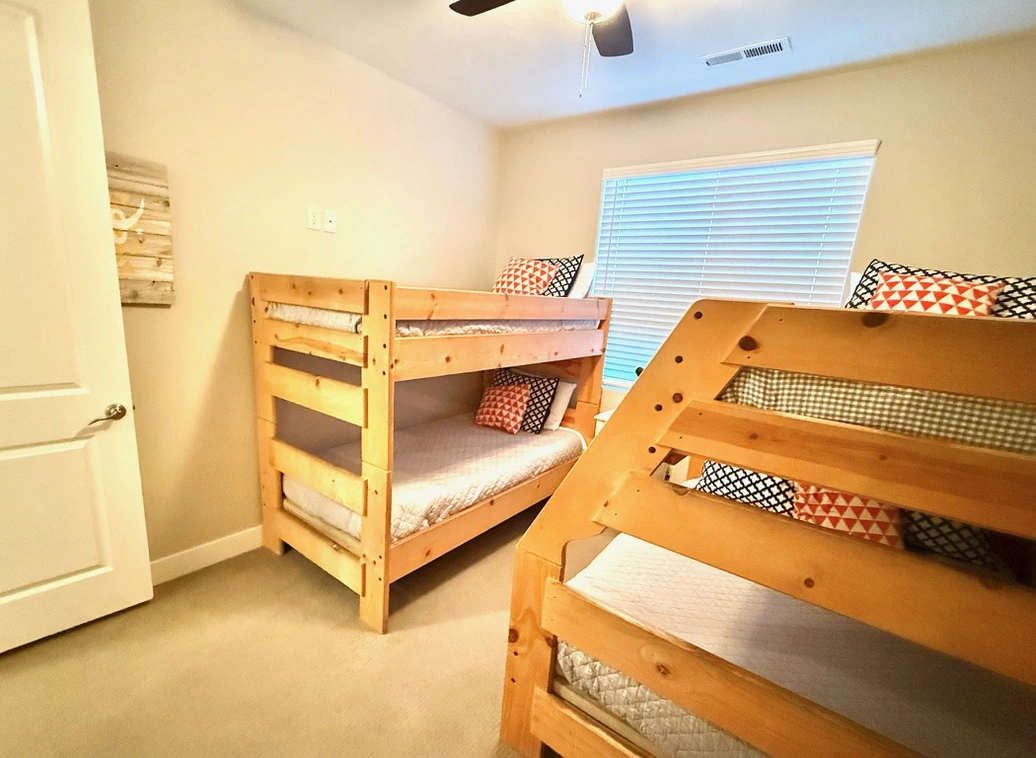 Unit 2 1 Twin / Twin Bunk Bed, 1 Twin / Double Bunk Bed