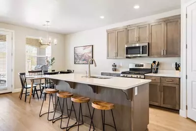 Fully Equipped Kitchen with 4 Barstools