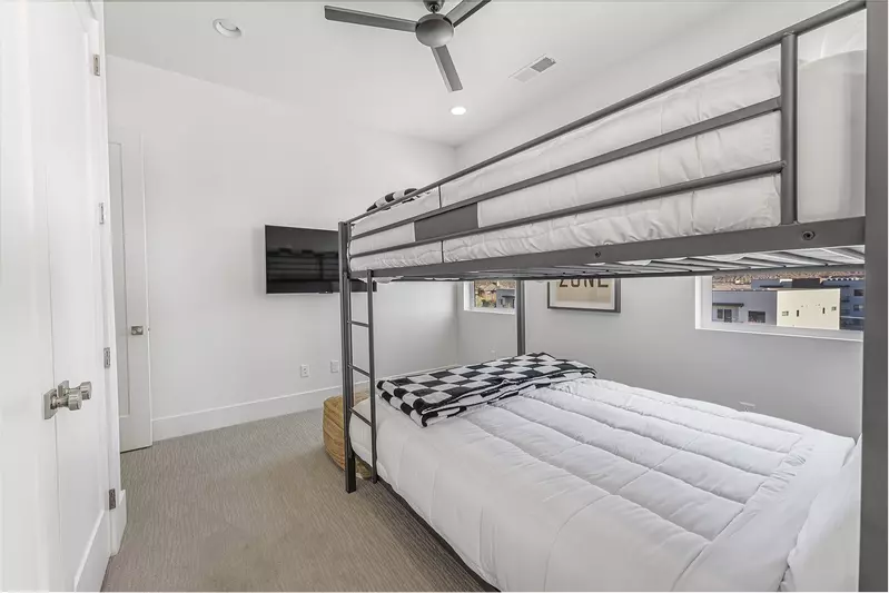 Double/Double Bunk Room