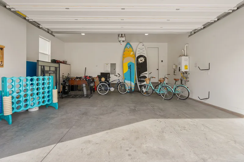 Garage - 2 Paddleboards + 3 Bikes + Ping Pong Table + Yard Games